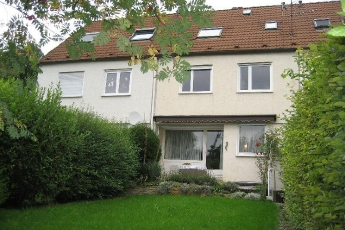 Reihenhaus in Stuttgart- Stammheim Außenansicht des vermittelten Objektes mit Gartenfläche