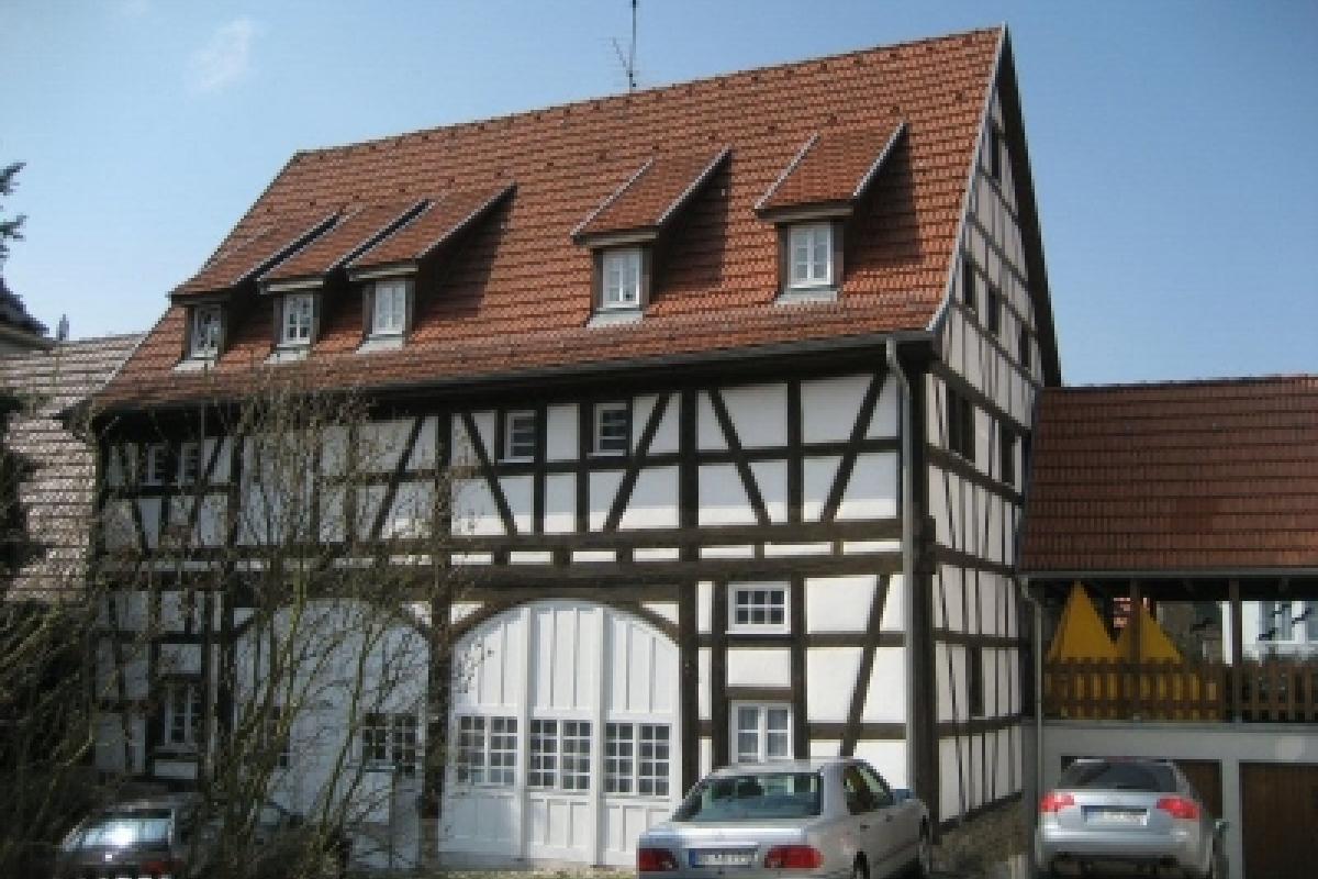 denkmalgeschützte 4-Zimmer-Wohnung in Malmsheim Außenansicht des Fachwerkhauses