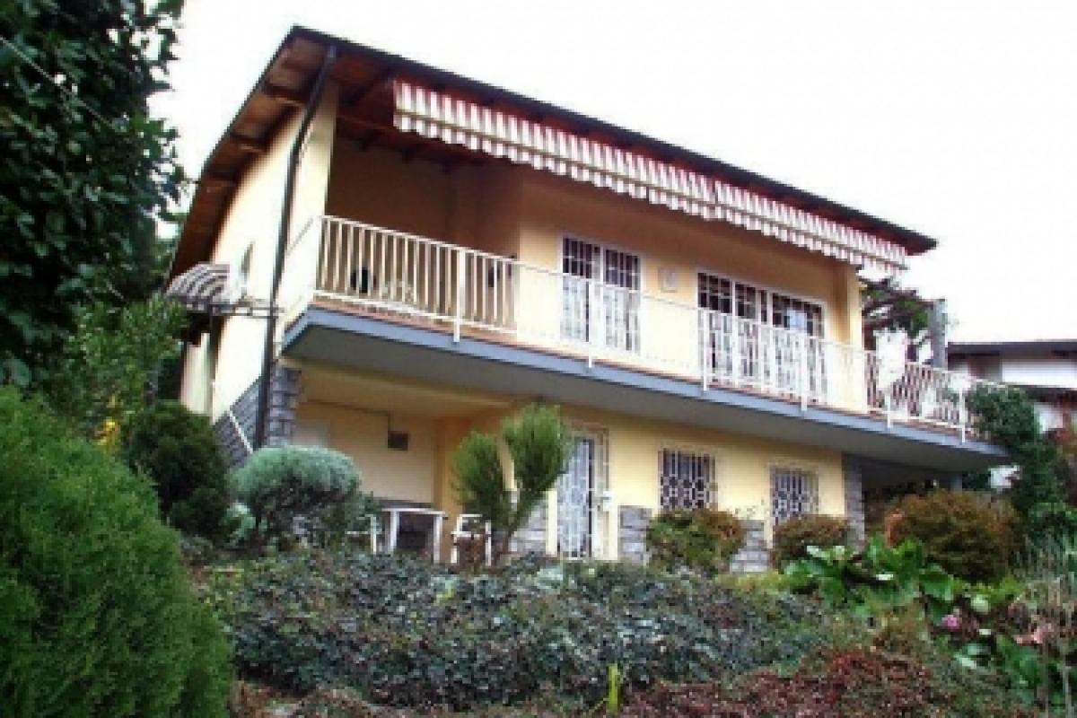 Einfamilienhaus am Lago Maggiore in Italien Außenansicht des Hauses, von unten den Hang hinauf