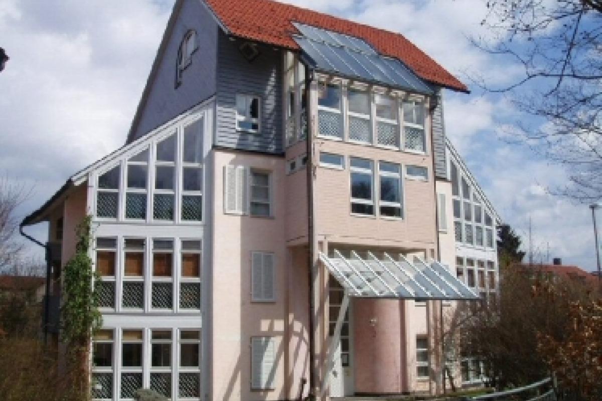1,5-Zimmer-Atelier-Wohnung in Zuffenhausen Außenansicht mit viel Glasflächen